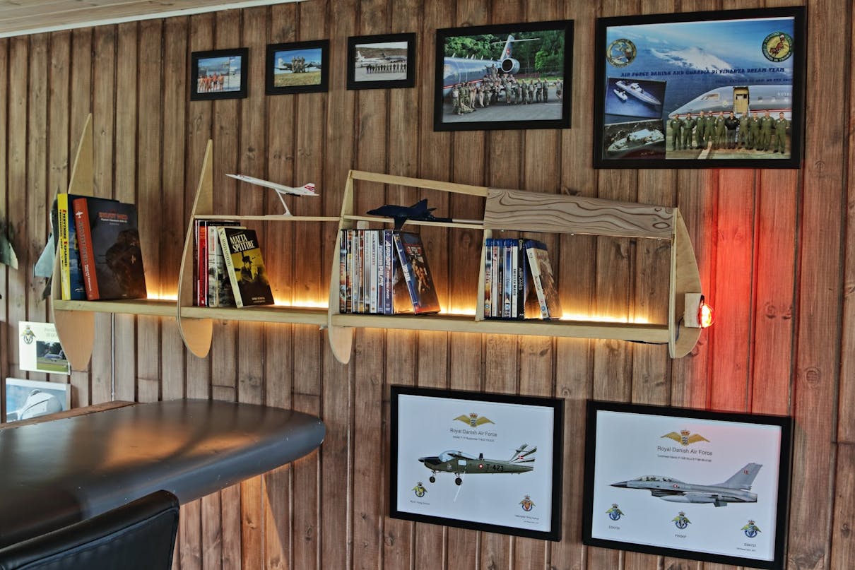 Flyvende bar med funksjonell skillevegg til stuen